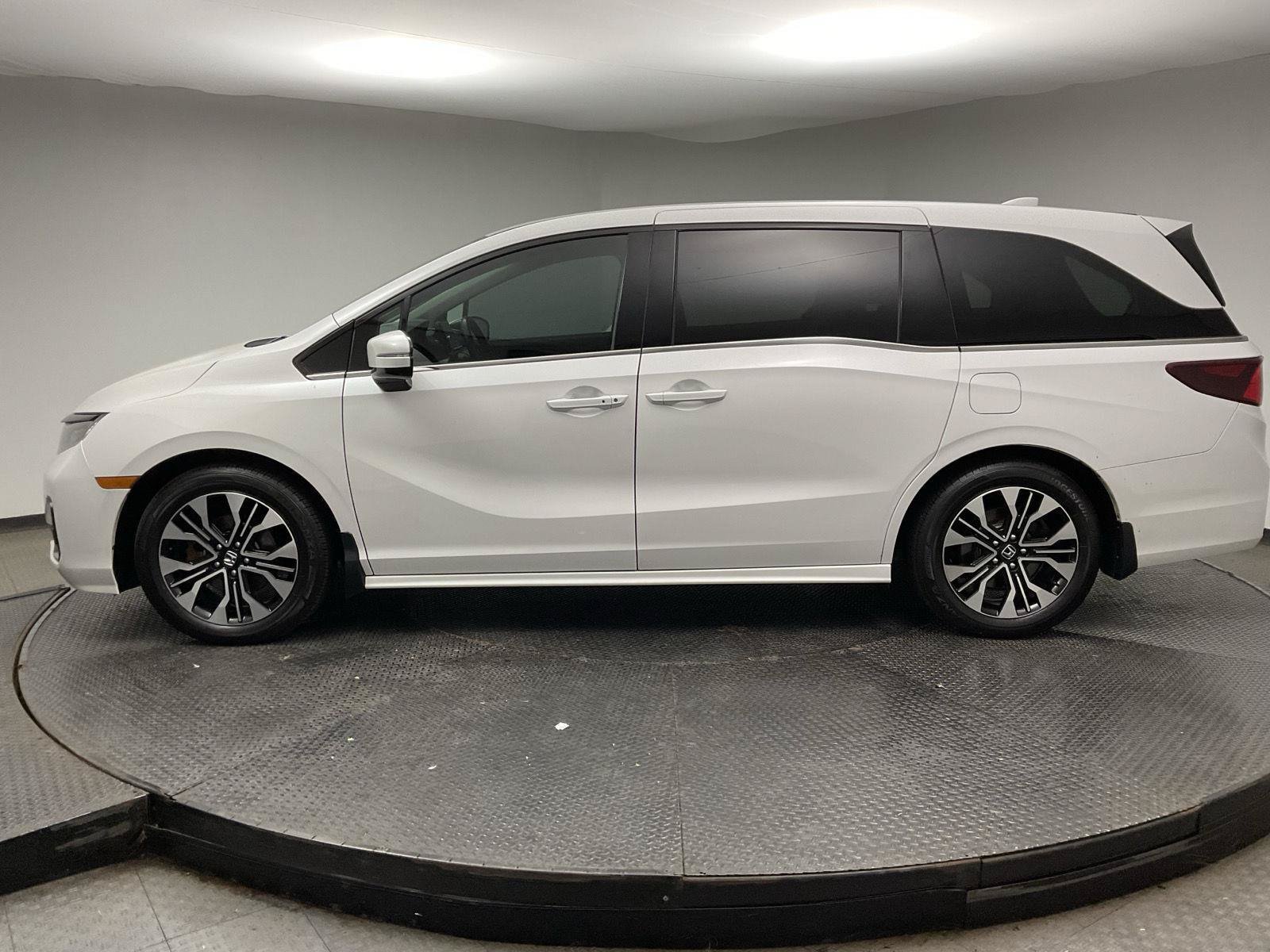 Used 2025 Honda Odyssey Elite image 4