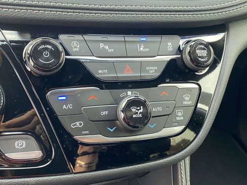 New 2026 Chrysler Pacifica Limited image 7