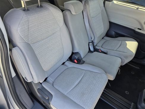 Used 2022 Toyota Sienna LE image 31