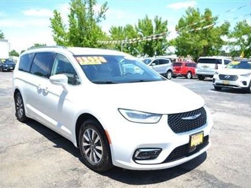 Used 2021 Chrysler Pacifica Touring-L FWD image 4