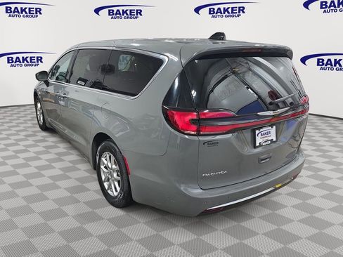 Used 2023 Chrysler Pacifica Touring-L FWD image 7