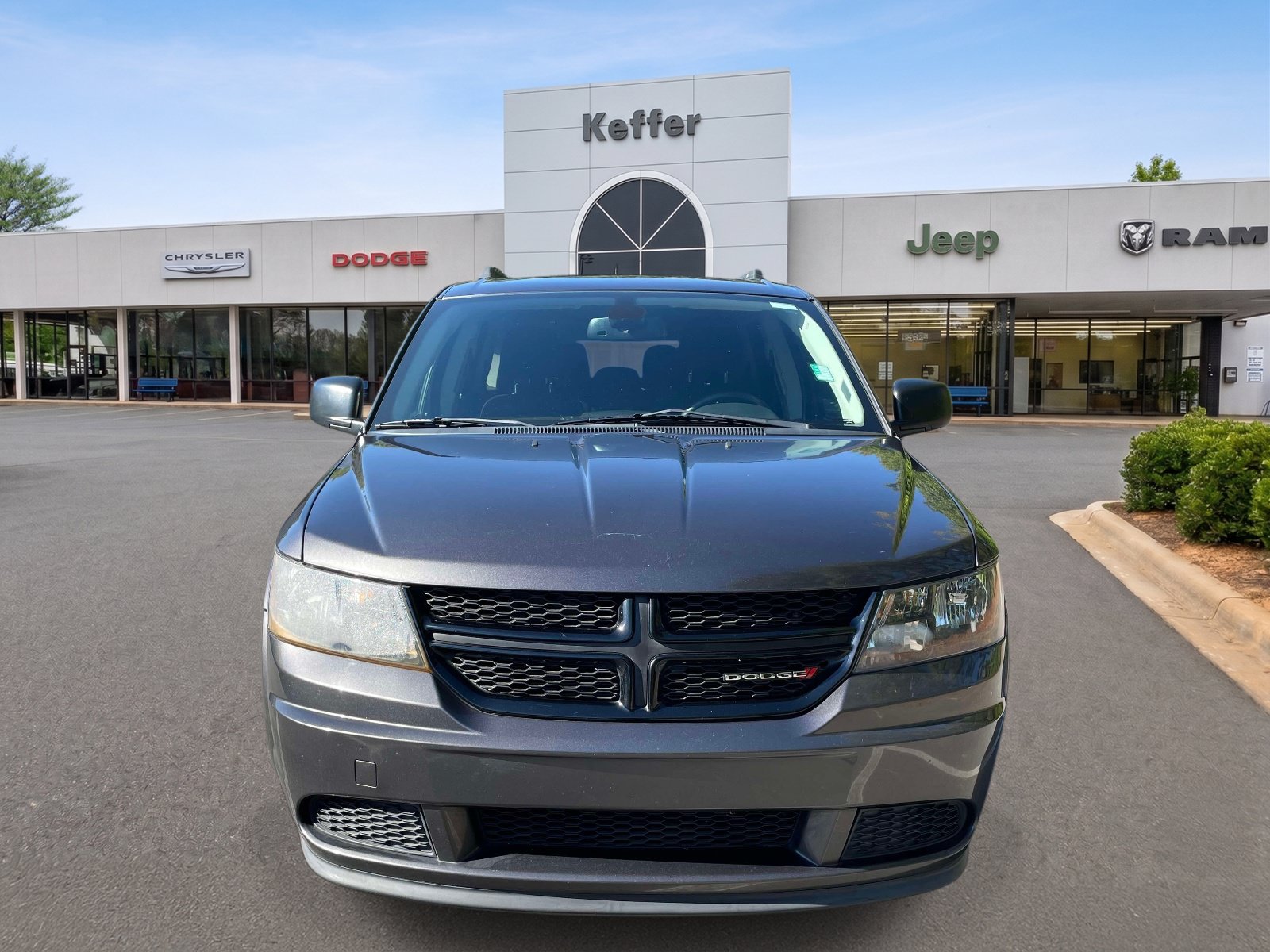 Used 2020 Dodge Journey SE w/ Blacktop Package FWD image 2