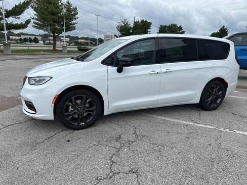 New 2026 Chrysler Pacifica Select image 14