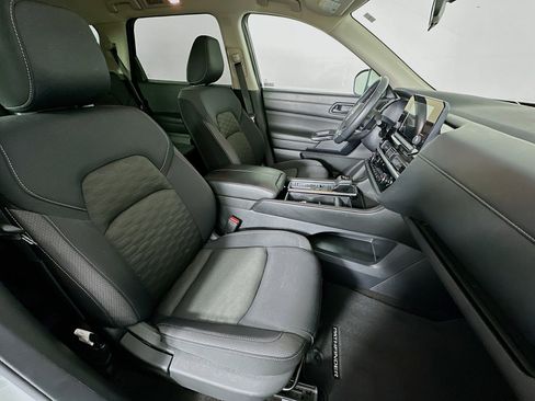 Used 2024 Nissan Pathfinder SV image 31