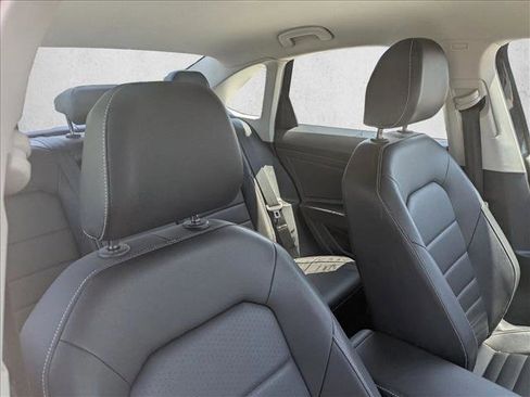 Used 2024 Volkswagen Jetta SE FWD image 16