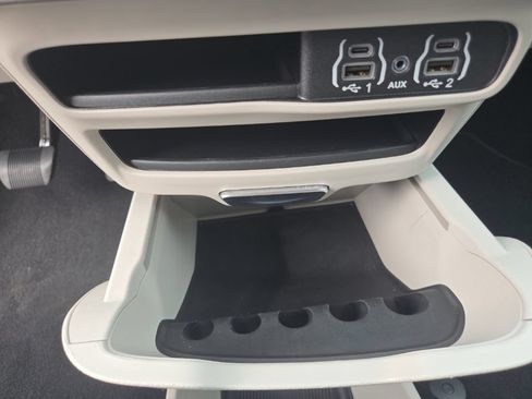 Used 2024 Chrysler Pacifica Touring-L FWD image 26