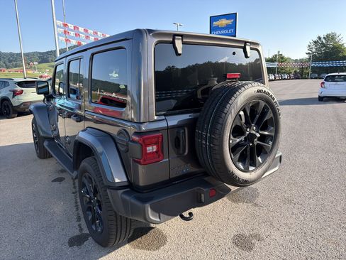 Used 2025 Jeep Wrangler Unlimited Sahara AWD/4WD image 6