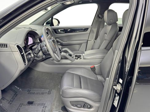 Used 2022 Porsche Cayenne Platinum Edition image 17