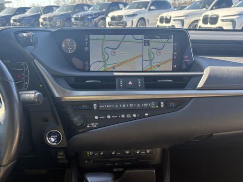 Used 2019 Lexus ES 300h w/ Luxury Package image 31