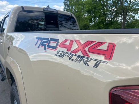 Used 2018 Toyota Tacoma TRD Sport AWD/4WD image 12