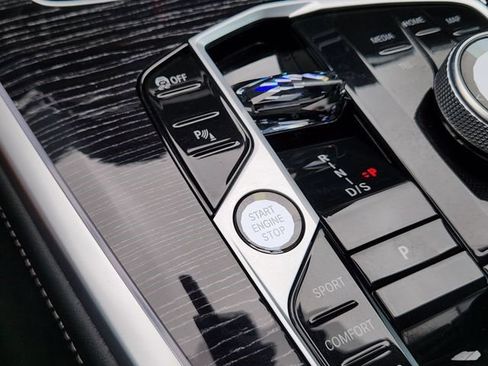 Certified 2025 BMW X7 M60i AWD/4WD image 29