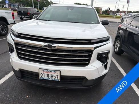 Used 2025 Chevrolet Traverse LT w/ Driver Confidence Package AWD/4WD image 2