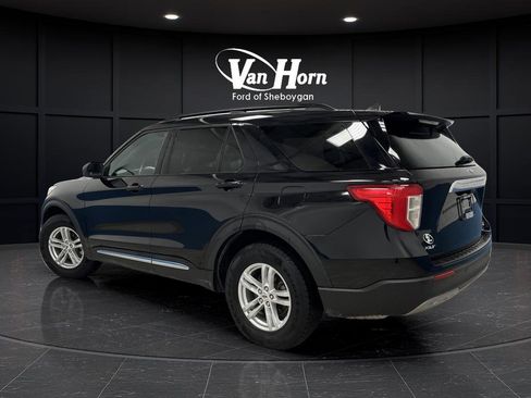Used 2023 Ford Explorer XLT image 3
