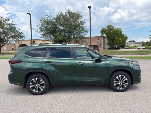 Used 2025 Toyota Highlander XLE AWD/4WD image 10