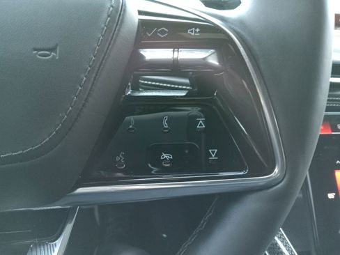 Used 2025 Cadillac Escalade V w/ LPO, ONYX Package image 23