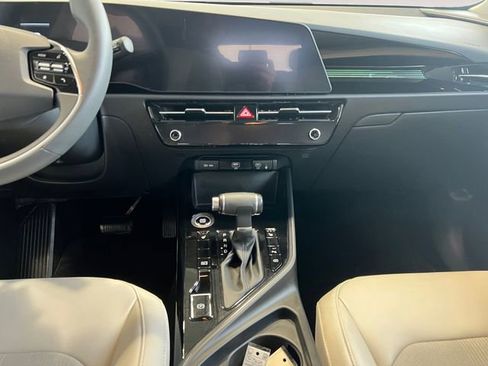Used 2023 Kia Niro EX FWD image 9