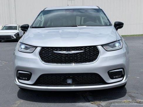 Used 2024 Chrysler Pacifica Touring-L FWD image 3