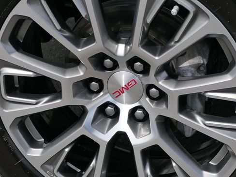 Used 2025 GMC Yukon XL Denali RWD image 9