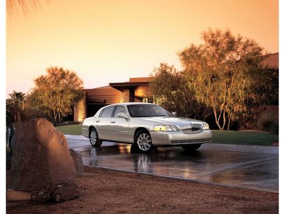Used 2006 Lincoln Town Car Signature Limited