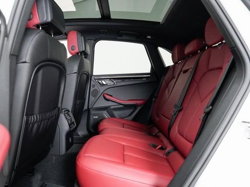 Certified 2025 Porsche Macan image 28