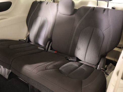 Used 2022 Chrysler Voyager LX image 12