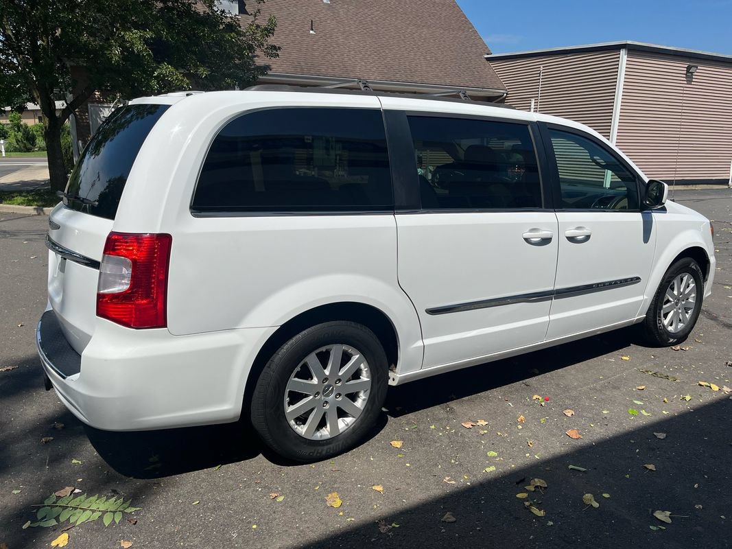 Used 2016 Chrysler Town & Country Touring FWD image 5
