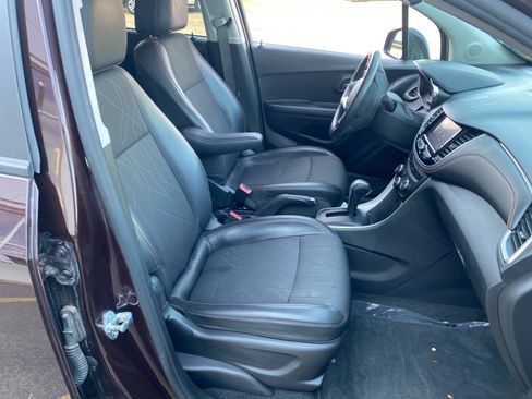 Used 2021 Chevrolet Trax LT w/ LT Convenience Package AWD/4WD image 26