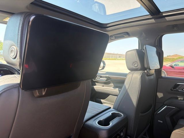 Used 2025 Chevrolet Suburban High Country AWD/4WD image 23