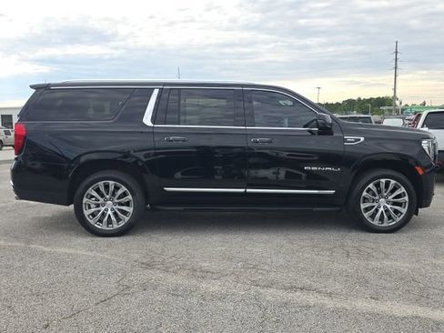 Used 2022 GMC Yukon XL Denali image 6