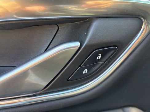 Used 2022 GMC Yukon XL SLT w/ SLT Luxury Package image 9