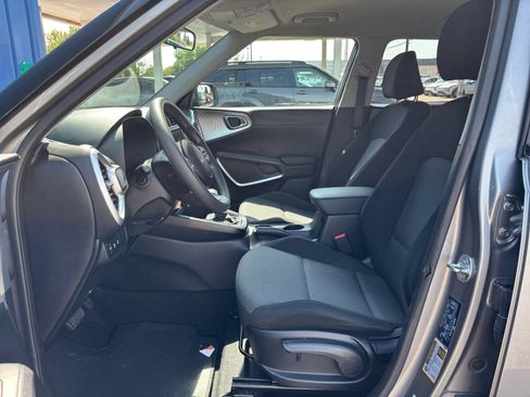 Used 2025 Kia Soul LX w/ LX Technology Package FWD image 24