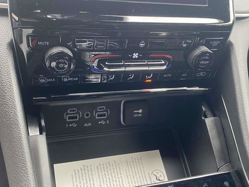 New 2025 Jeep Grand Cherokee L Altitude image 8