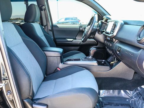Used 2022 Toyota Tacoma TRD Off-Road w/ Technology Package AWD/4WD image 18