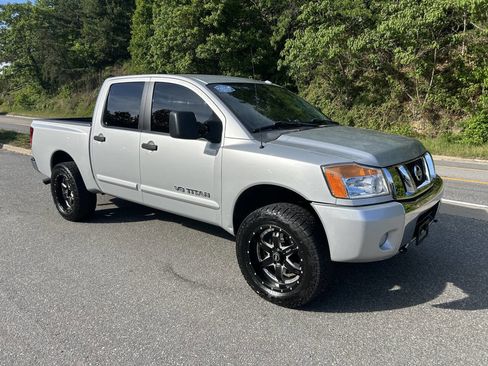 Used 2012 Nissan Titan SV w/ SV Premium Utility Pkg AWD/4WD image 10