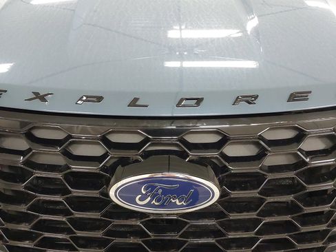 Used 2025 Ford Explorer ST-Line AWD/4WD image 32