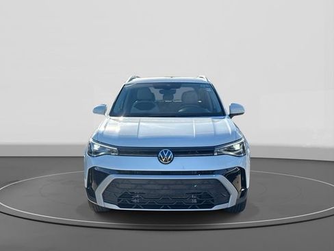 Certified 2025 Volkswagen Taos SE w/ Panoramic Sunroof Package image 2