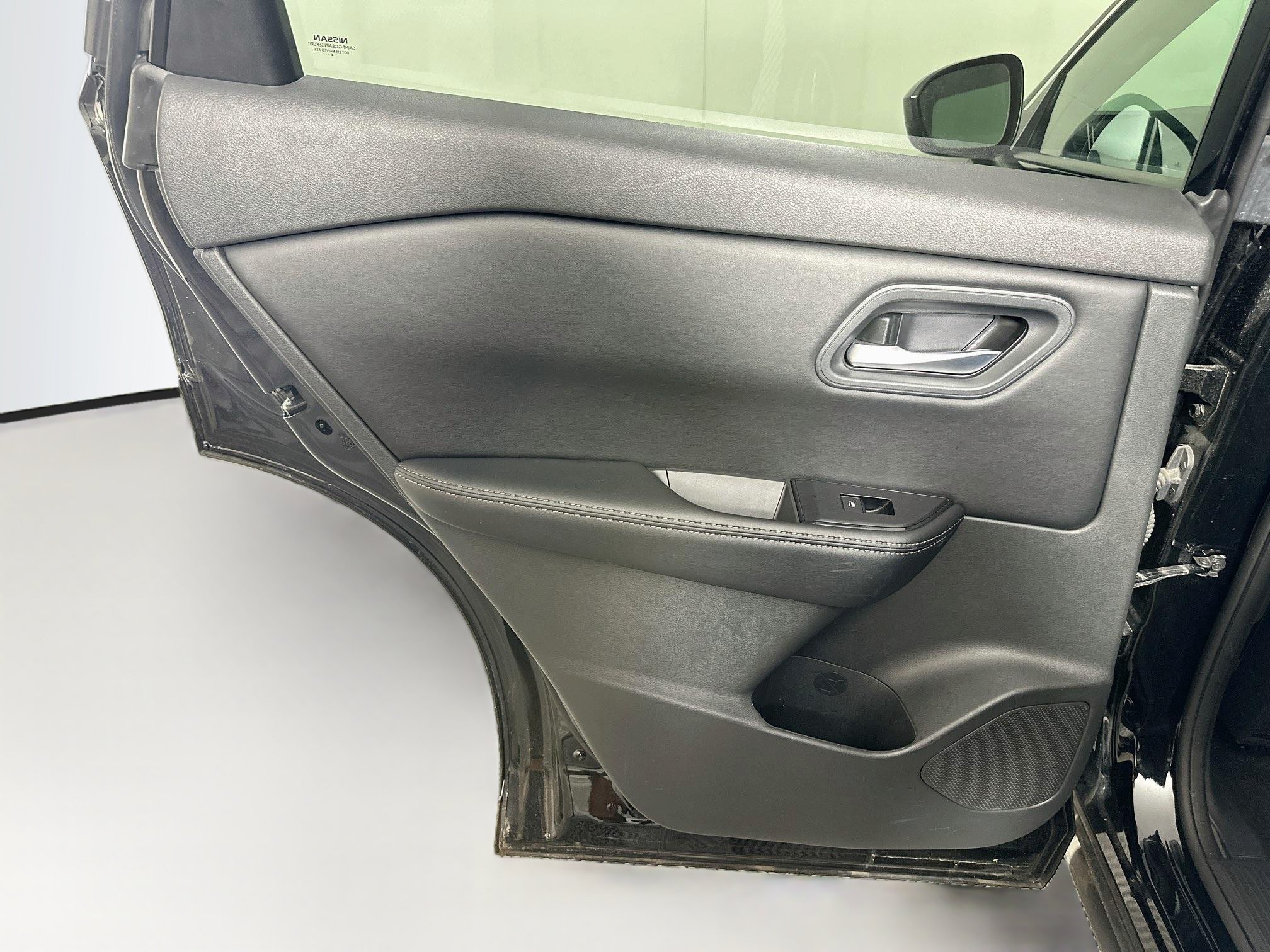 Used 2025 Nissan Rogue SV FWD image 25