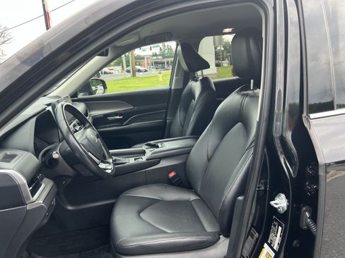Used 2024 Toyota Grand Highlander AWD image 13