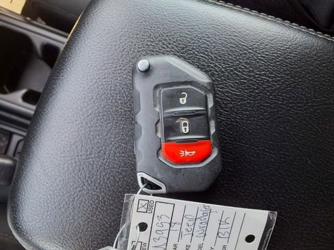 Used 2018 Jeep Wrangler Unlimited Sahara AWD/4WD image 10