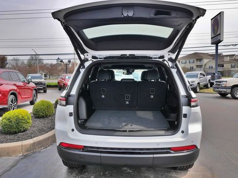 Used 2023 Jeep Grand Cherokee Altitude AWD/4WD image 16
