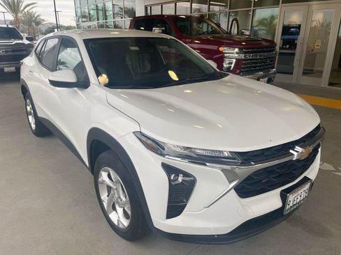 Used 2024 Chevrolet Trax LS w/ LS Convenience Package image 2