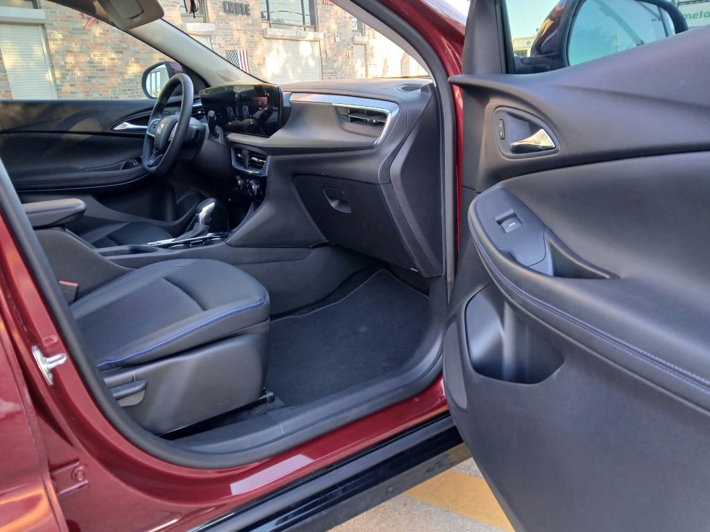 Used 2025 Buick Encore GX Sport Touring w/ Advanced Technology Package FWD image 10