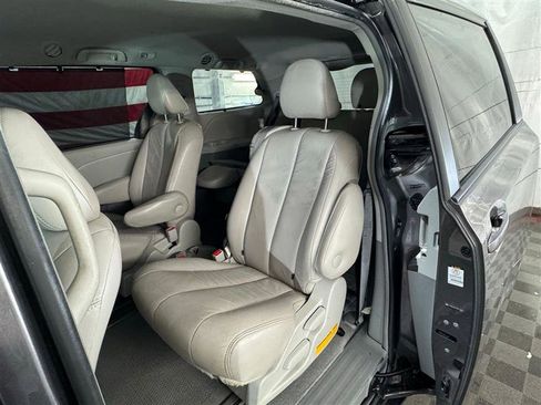 Used 2011 Toyota Sienna LE w/ Towing Pkg image 10