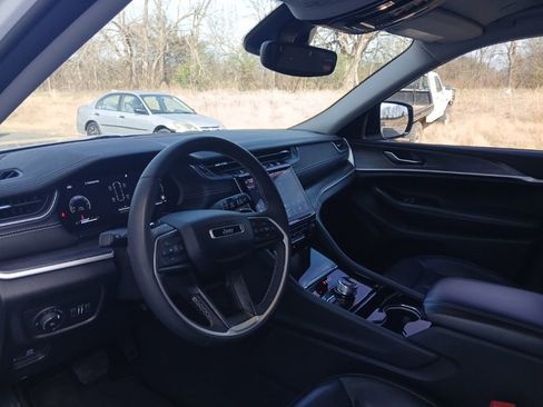 Used 2023 Jeep Grand Cherokee L Limited w/ Black Appearance Package image 32