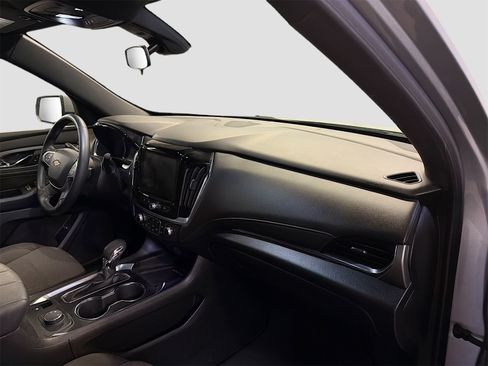 Used 2023 Chevrolet Traverse LT image 32
