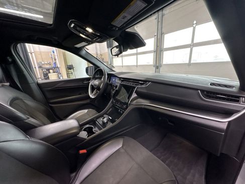 Used 2024 Jeep Grand Cherokee Altitude image 28