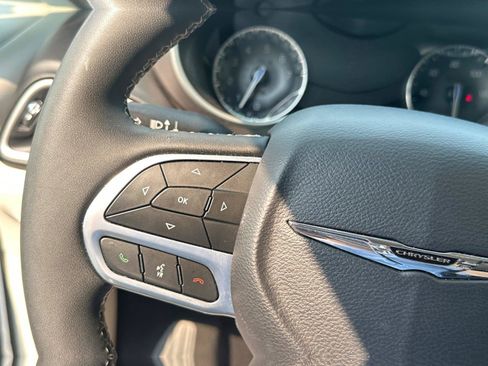 Used 2023 Chrysler Pacifica Touring-L FWD image 18