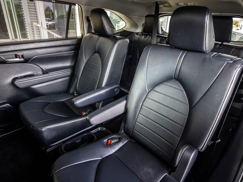 Used 2024 Toyota Highlander XLE FWD image 29