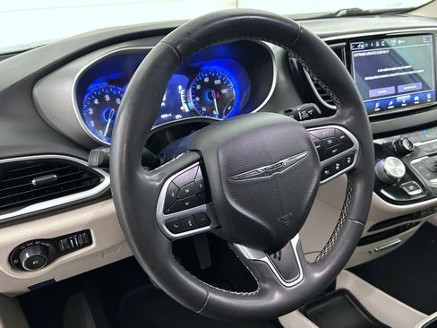 Certified 2022 Chrysler Pacifica Touring-L FWD image 11