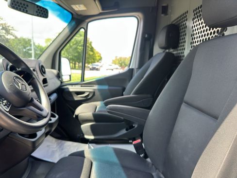 Used 2023 Mercedes-Benz Sprinter 2500 image 19